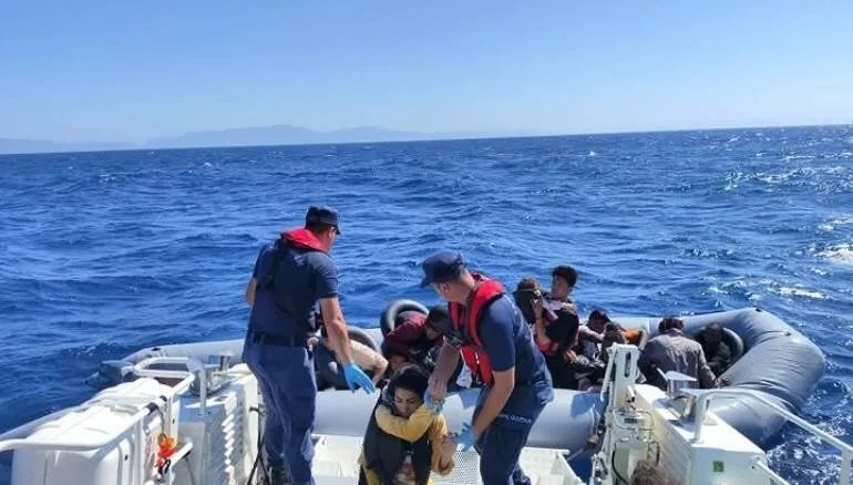 خفر السواحل التركي ينقذ عشرات المهاجرين من الغرق قبالة سواحل إزمير بعد نداء استغاثة