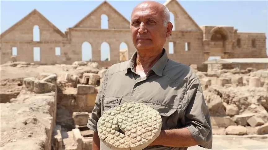 اكتشاف قالب خبز أثري يعود لـ 800 عام بزخارف بقلاوة في حران التركية