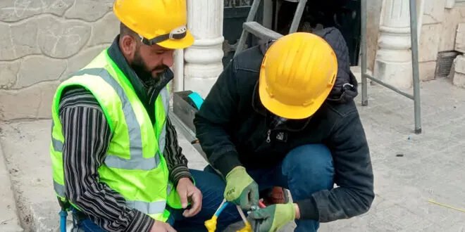 عودة الكهرباء إلى قرى حماة بعد إصلاح أضرار العواصف