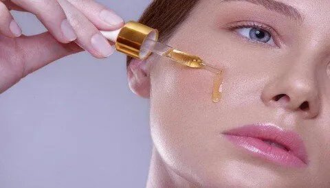 وداعاً للبقع الداكنة: أفضل السيرومات والكريمات لبشرة موحدة اللون ومشرقة