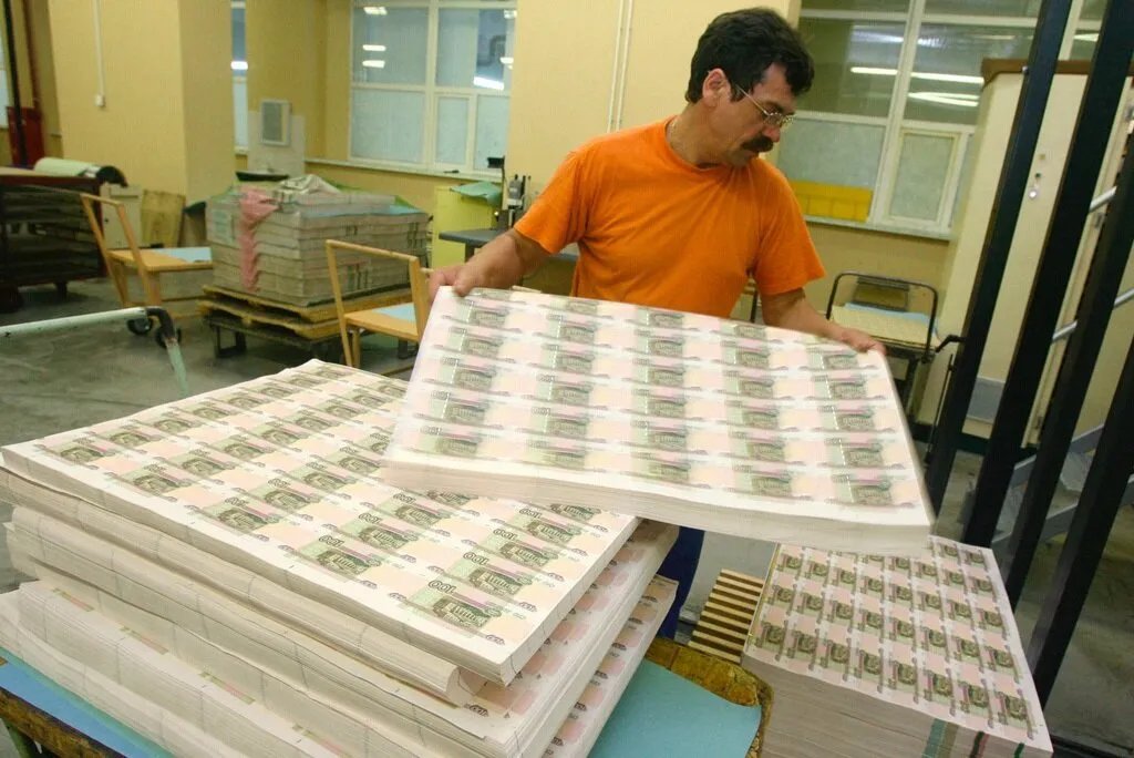 شركة "غوزناك" الروسية في دائرة الضوء: عقوبات واتهامات بتزييف العملة قبل طباعة الليرة السورية الجديدة