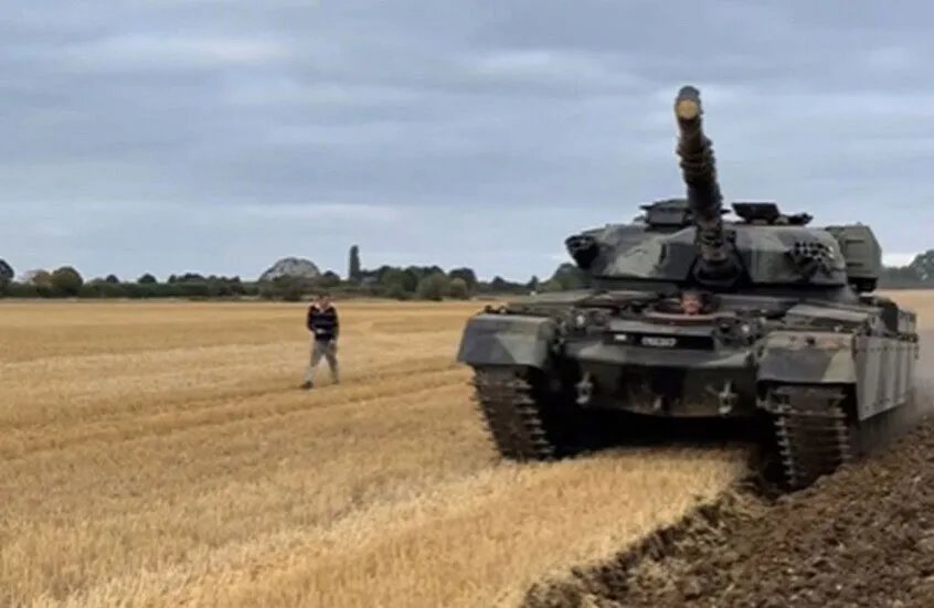 حقيقة فيديو الدبابة التي تحرث أرضًا زراعية يثير الجدل: هل تم تصويره في سوريا؟