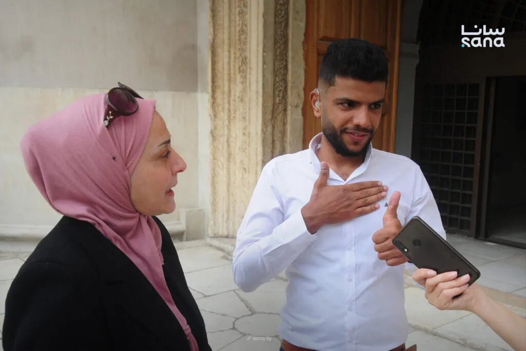 أحمد البطين: شاب سوري مُلهم يتحدى الإعاقة ويُعلّم الأطفال الصم