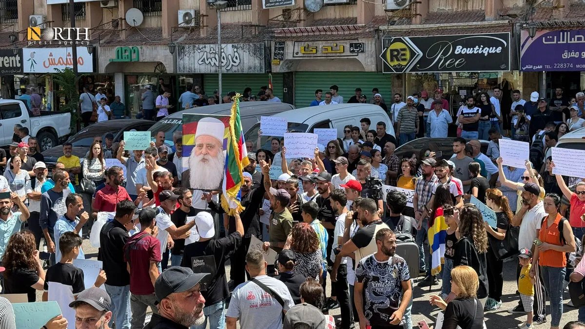 السويداء: وقفة احتجاجية تطالب بالإفراج عن المختطفين وفتح ممر للمساعدات الإنسانية