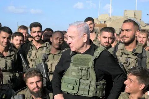 تقرير عبري: نتنياهو يراهن على احتلال غزة للبقاء في السلطة وحكومته مهددة بالانهيار