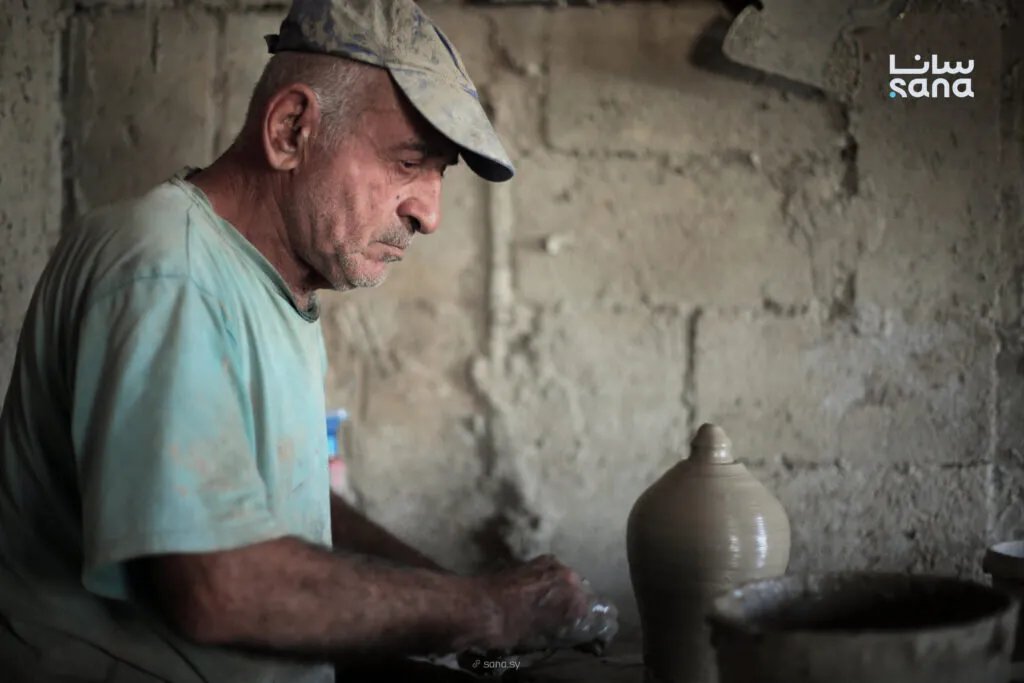 عبد السلام حورية: ستون عاماً من الإبداع في صناعة الفخار اليدوي باللاذقية.. قصة عشق وتراث