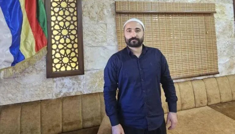 الشيخ سليمان عبد الباقي يتهم حكمت الهجري بالتحريض بعد اقتحام منزله وخطف والده في السويداء