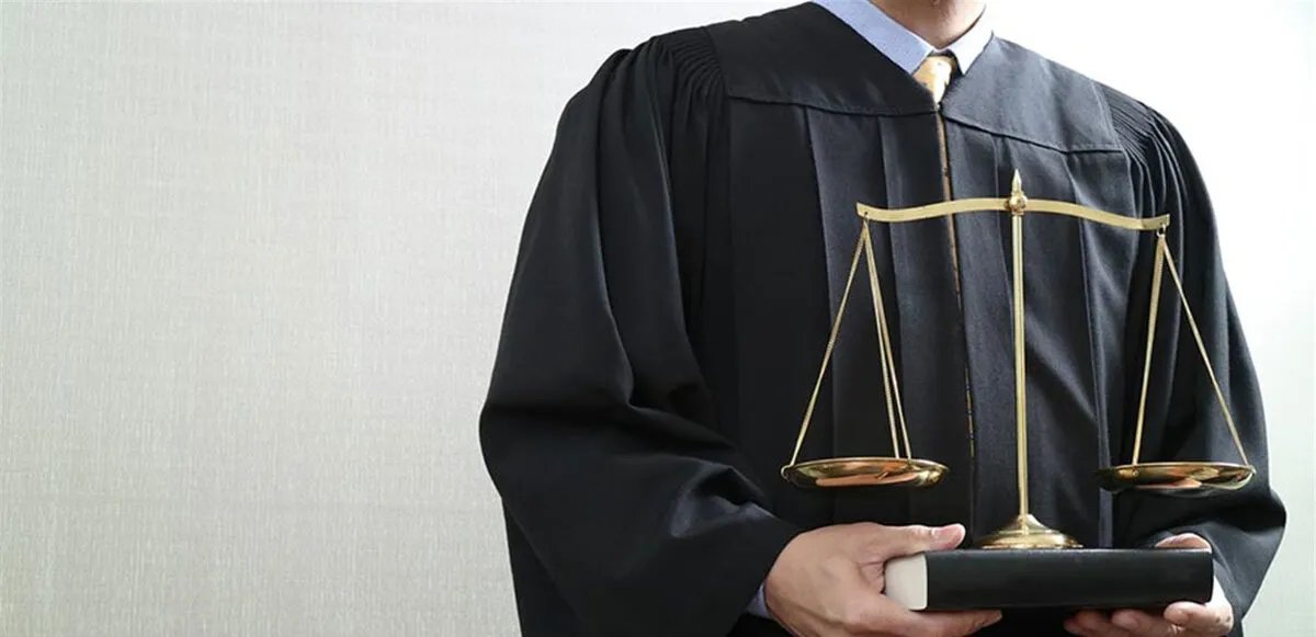 من محامي النجوم إلى مشرّد: قصة كلاوس ريبوك المؤلمة في اليونان