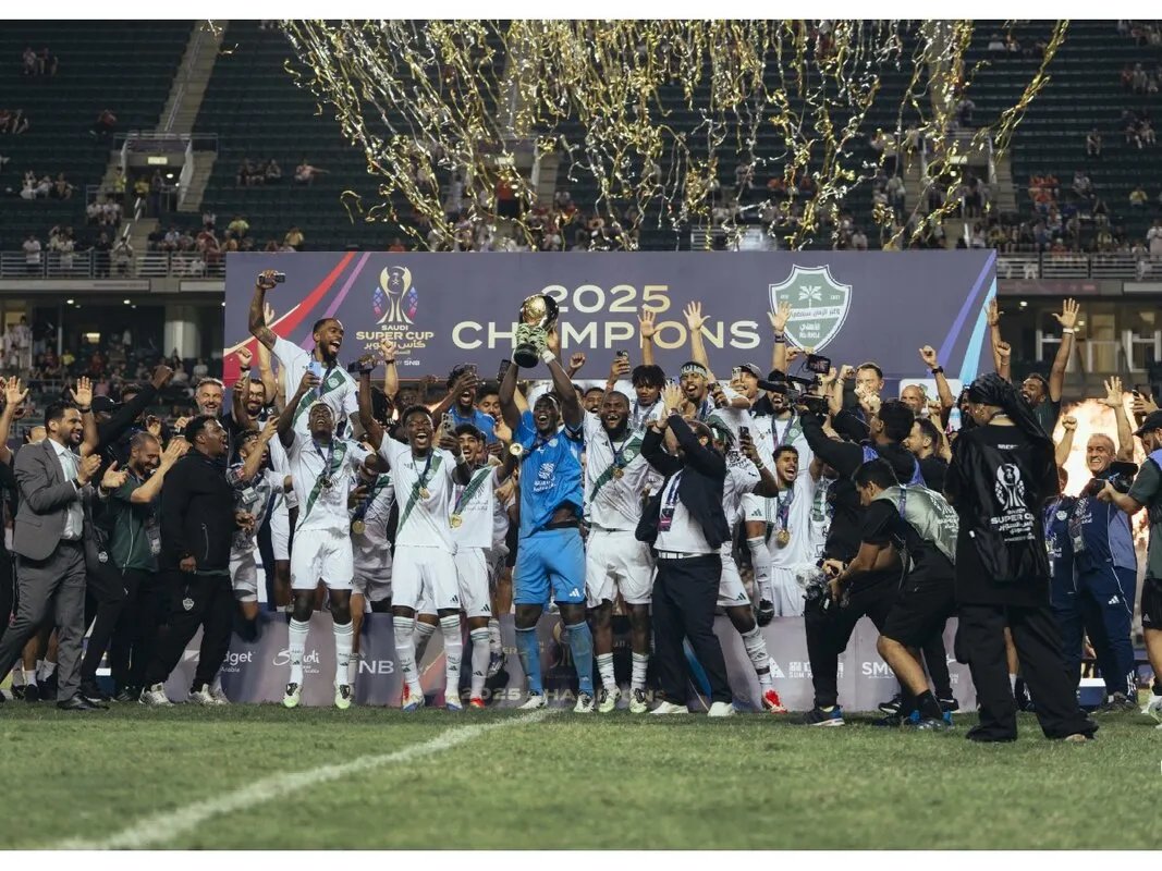 الأهلي السعودي يتوج بكأس السوبر بفوز مثير على النصر بركلات الترجيح