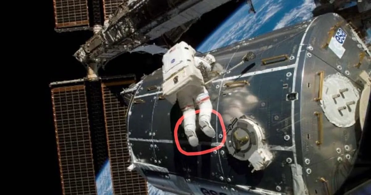 صورة حذاء رائد فضاء تثير الجدل ونظريات المؤامرة: CNN تكشف التفاصيل