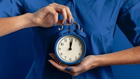 دليل شامل للعناية بالبشرة وفقًا لساعة الجسم البيولوجية للحصول على بشرة متألقة