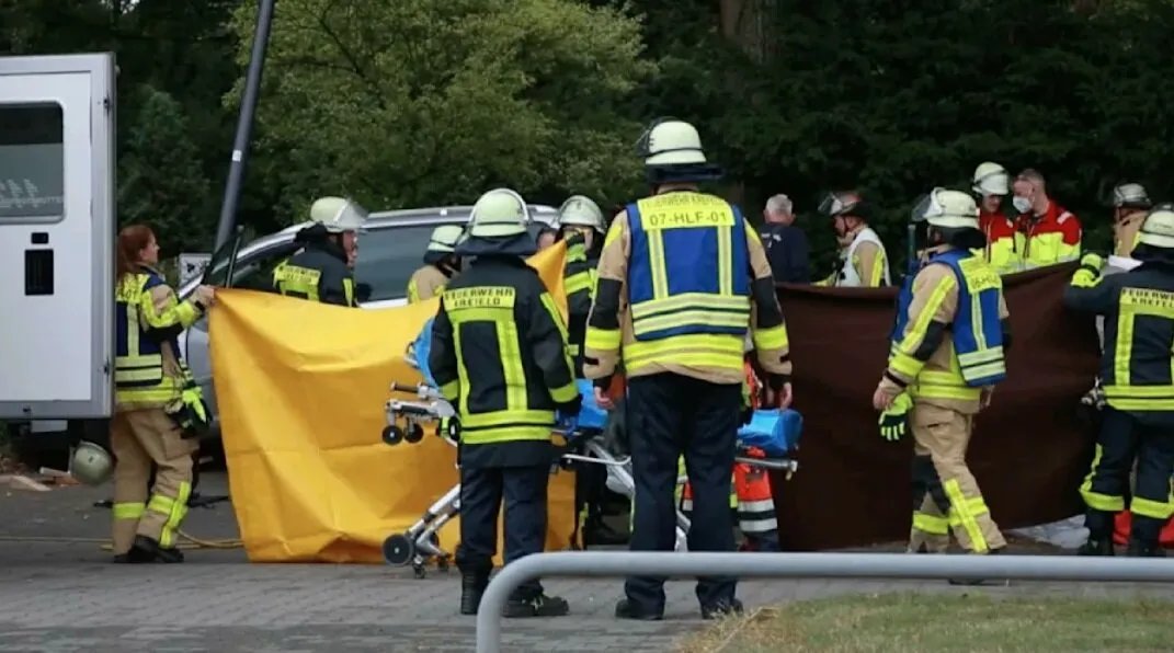 مأساة في ألمانيا: مصرع شخصين دهساً بسيارة في موقف مقبرة بكريفيلد