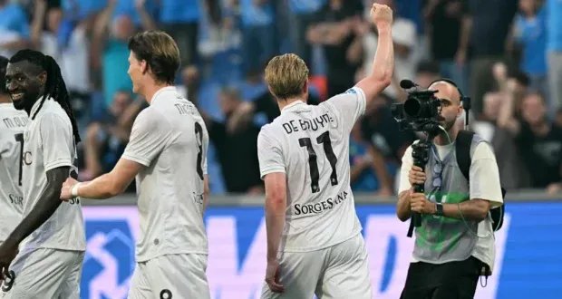 نابولي يبدأ حملة الدفاع عن لقبه بفوز مستحق على ساسوولو في افتتاح الدوري الإيطالي