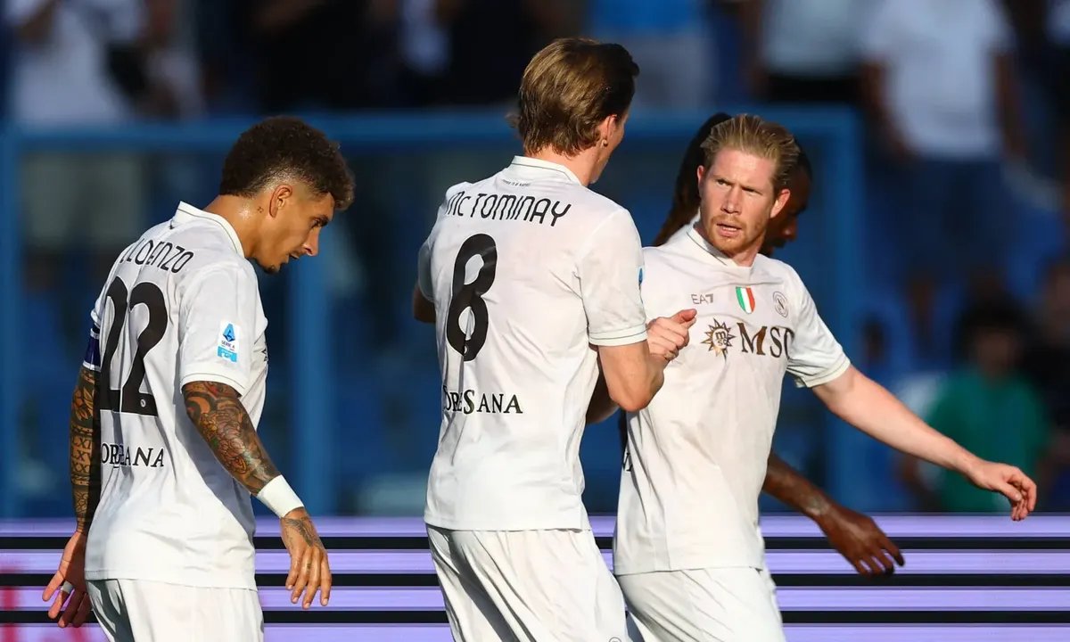 نابولي يبدأ حملة الدفاع عن لقبه بفوز ثمين على ساسولو في افتتاح الدوري الإيطالي