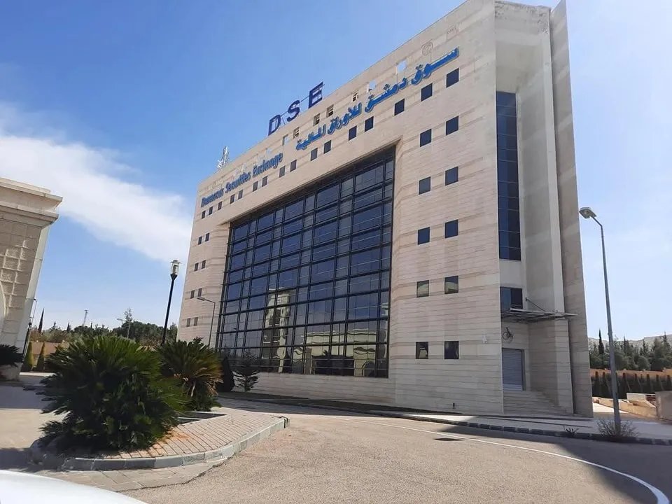 سوق دمشق للأوراق المالية يشهد تراجعاً جماعياً في مؤشرات الأداء خلال آب 2025