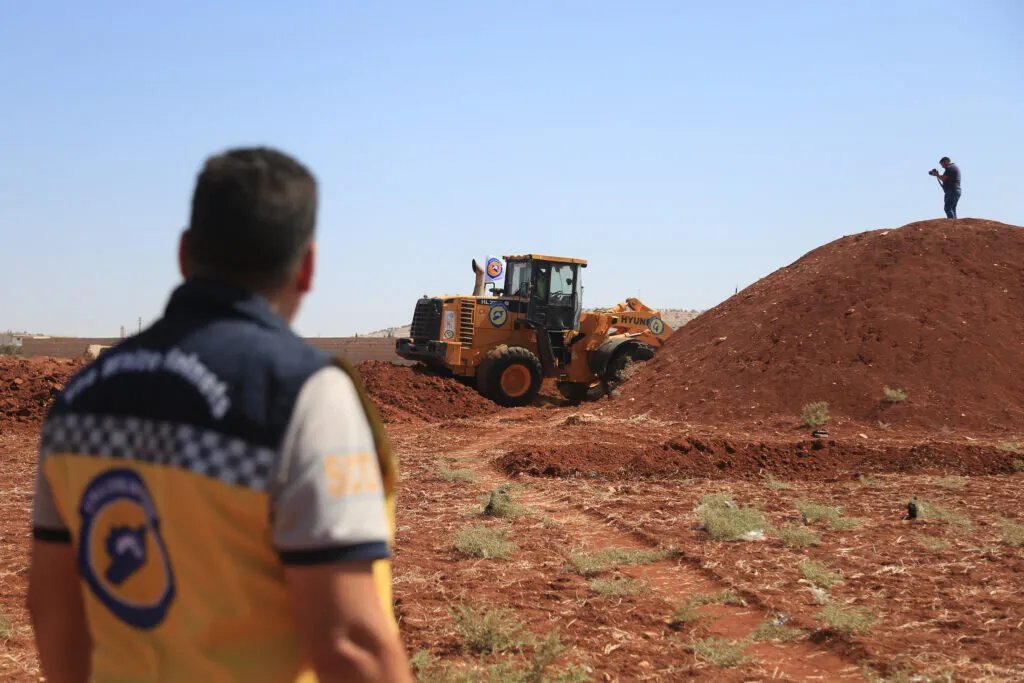 حلب: حملة واسعة لردم الخندق الاعتراضي في الأتارب استجابة لمطالب الأهالي