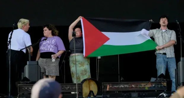 فرق موسيقية تنسحب من مهرجان بريطاني تضامناً مع فرقة مُنعت من رفع علم فلسطين