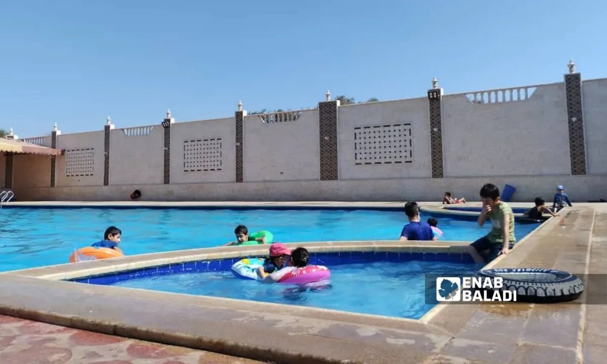 ارتفاع تكاليف المسابح في إدلب يرهق العائلات ويحقق أرباحًا للمستثمرين