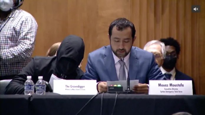 بعد سنوات من السرية: "حفار القبور" يكشف هويته ويفضح جرائم الأسد في جامعة هارفارد