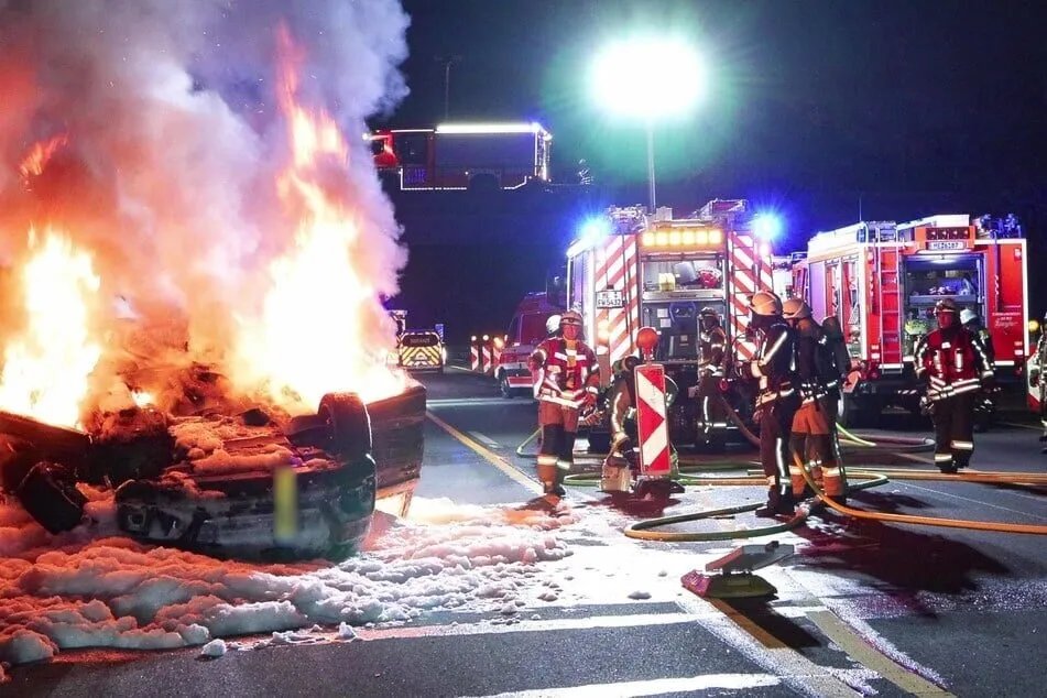 نجاة بأعجوبة في ألمانيا: انقلاب سيارة أودي واشتعالها على الطريق السريع A3