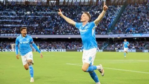 نابولي يبدأ حملة الدفاع عن لقبه بفوز ثمين على ساسولو بقيادة دي بروين