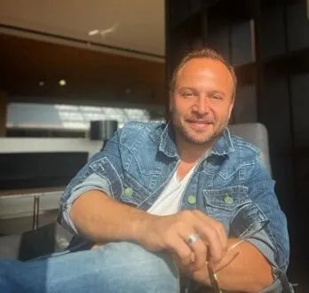 مكسيم خليل يستلهم "We Are The World" للتضامن مع غزة في مواجهة خطر المجاعة