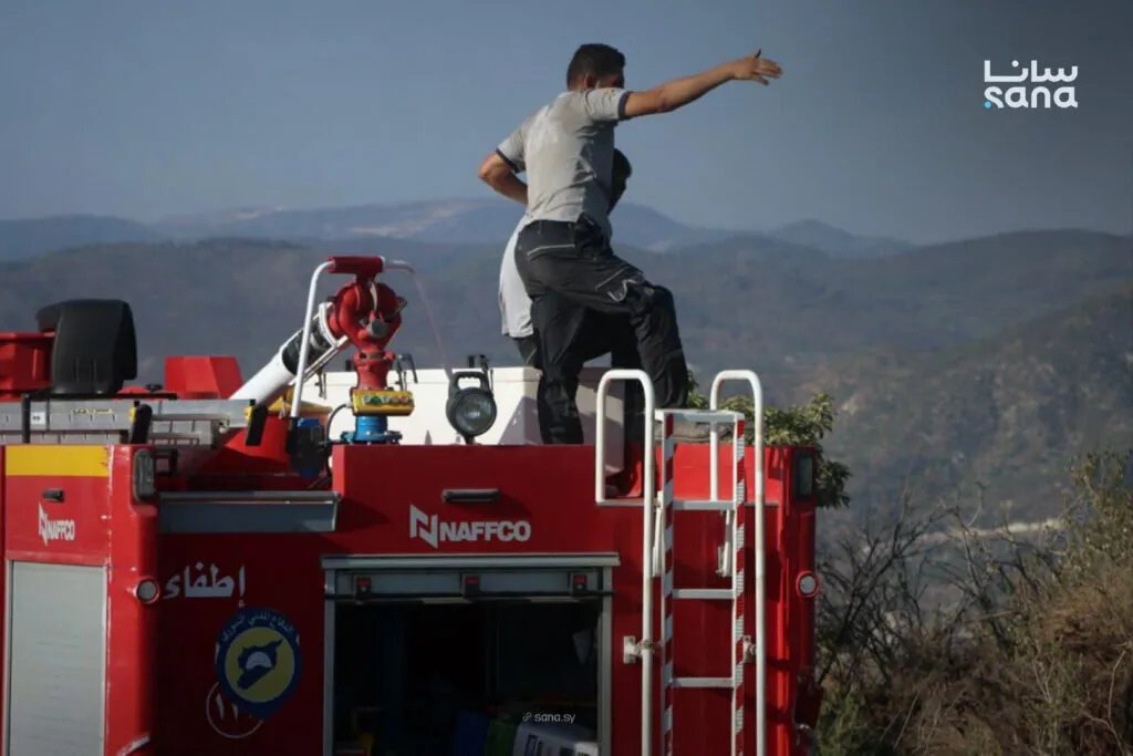 الدفاع المدني يكافح للسيطرة على حريق جبل التركمان وسط تحديات التضاريس والمخلفات الحربية