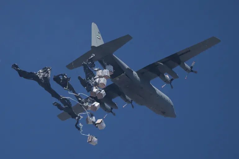 تقرير: المساعدات الجوية لغزة.. حل مكلف وغير فعال في ظل القيود الإسرائيلية