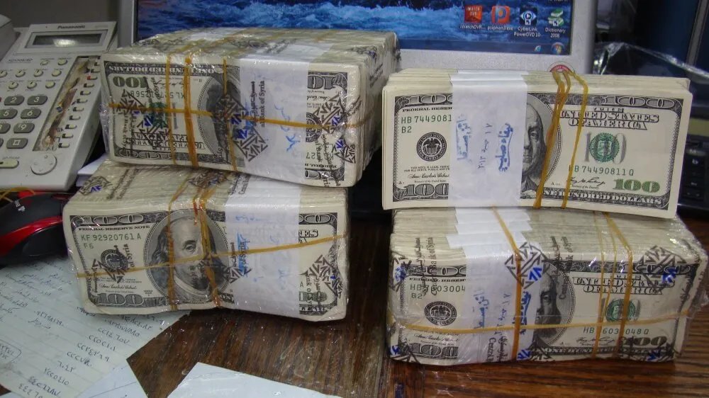 استقرار سعر صرف الليرة السورية مقابل الدولار في تعاملات الاثنين