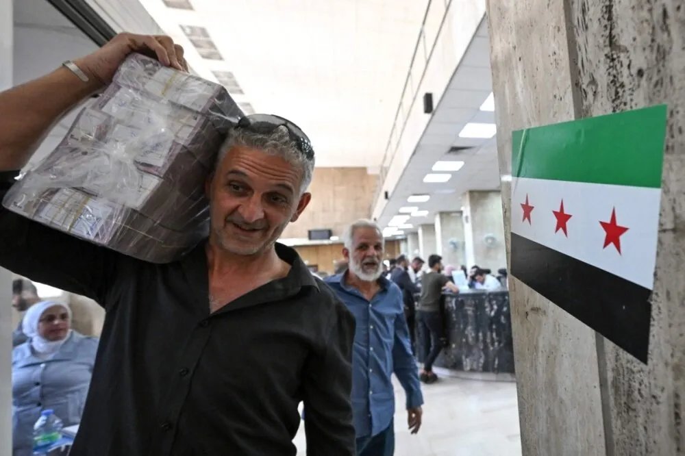 تخفيف العقوبات الأمريكية على سوريا يدخل حيز التنفيذ: تسهيلات في التعاملات المالية والاستثمار