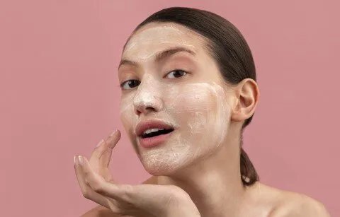 دليل شامل للحصول على بشرة هلامية: سر الإطلالة الطبيعية المتوهجة