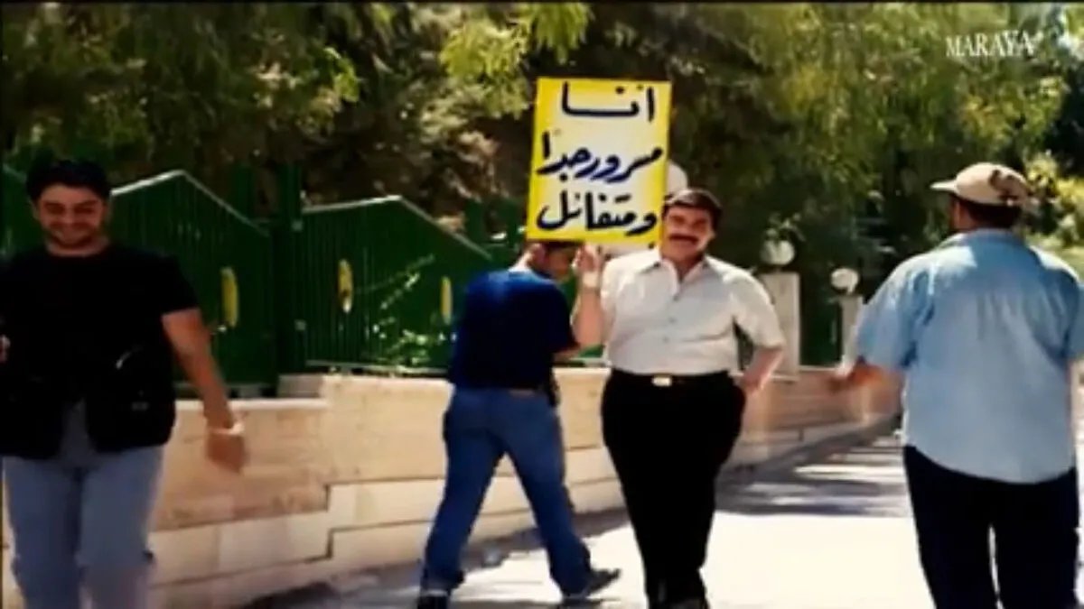 من مواطن عادي إلى مُنظّر: سوري يتخلى عن بساطته في خضم الأزمات