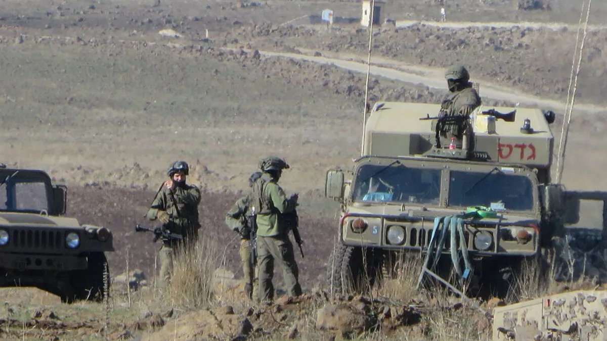 قتيل واعتقال في تصعيد إسرائيلي جنوب سوريا: استهدافات ومداهمات في القنيطرة