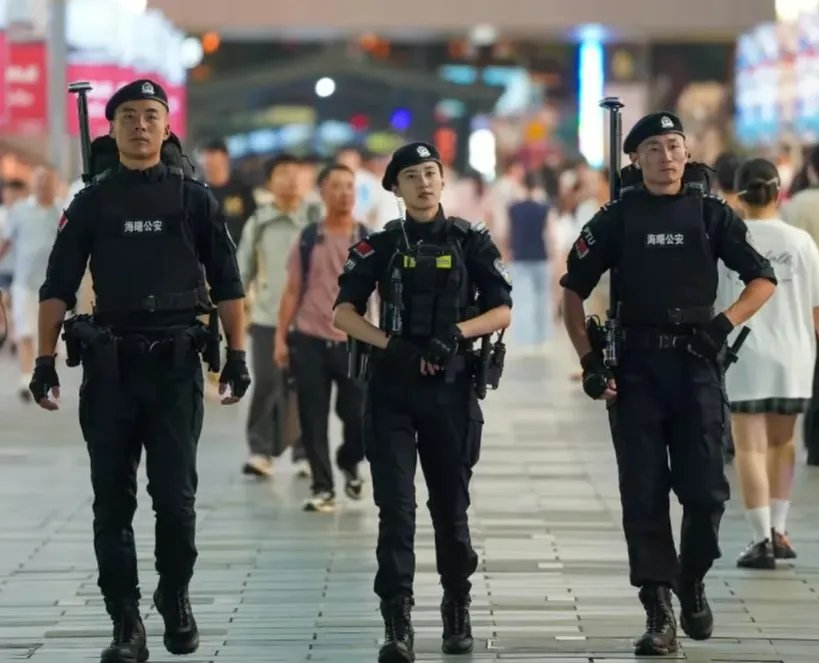 الضابطة الصينية ينغ ويمين تلفت الأنظار بمهاراتها الاستثنائية في الرماية