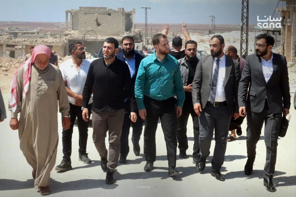 محافظ حماة يتفقد كفرنبودة ويعلن عن مشاريع خدمية لدعم المتضررين