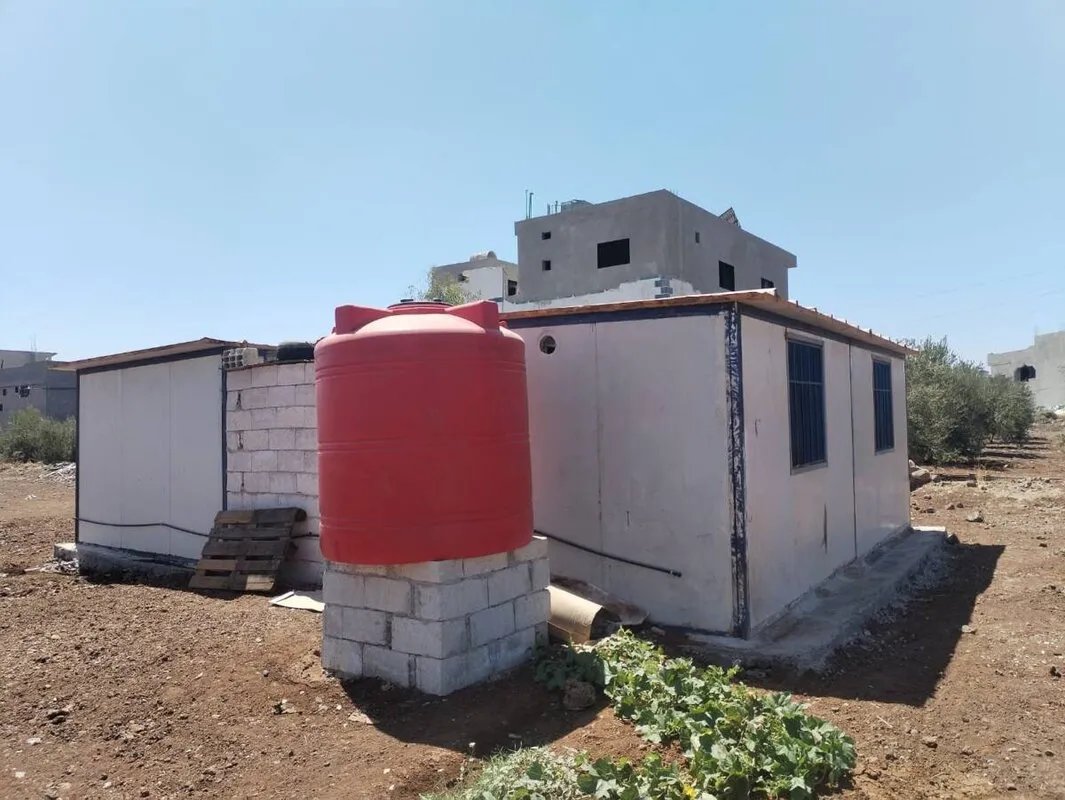 من الزعتري إلى درعا: لاجئون سوريون يعيدون كرفاناتهم إلى منازلهم المدمرة كمأوى مؤقت