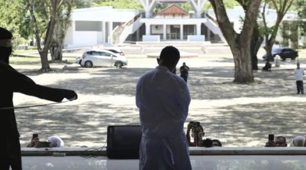 إندونيسيا: جلد شابين 80 جلدة علنًا بتهمة "فعل غير أخلاقي" يثير استياء حقوقيين