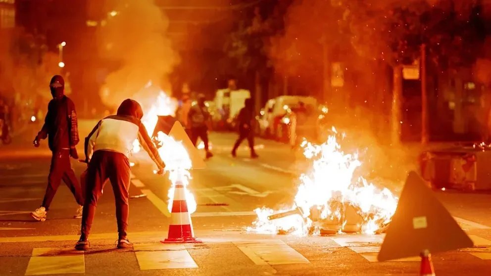 أعمال شغب عنيفة تهز مدينة سويسرية عقب وفاة مراهق أثناء مطاردة الشرطة