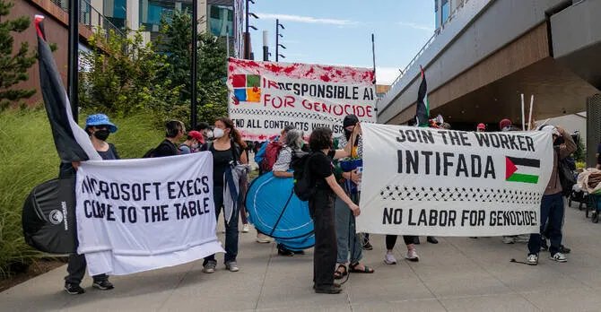 موظفون يحتجون داخل مقر مايكروسوفت تنديداً بتعاونها مع إسرائيل في عدوان غزة