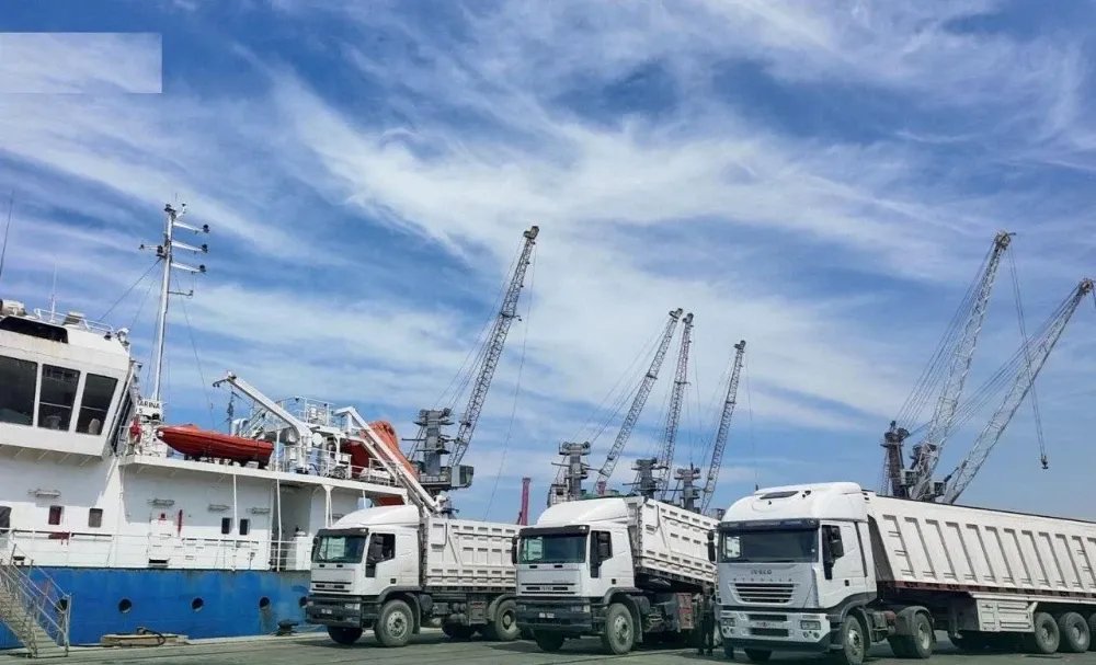 تاريخي: أول باخرة شعير تصل سوريا مباشرة بعد رفع العقوبات عن الموانئ