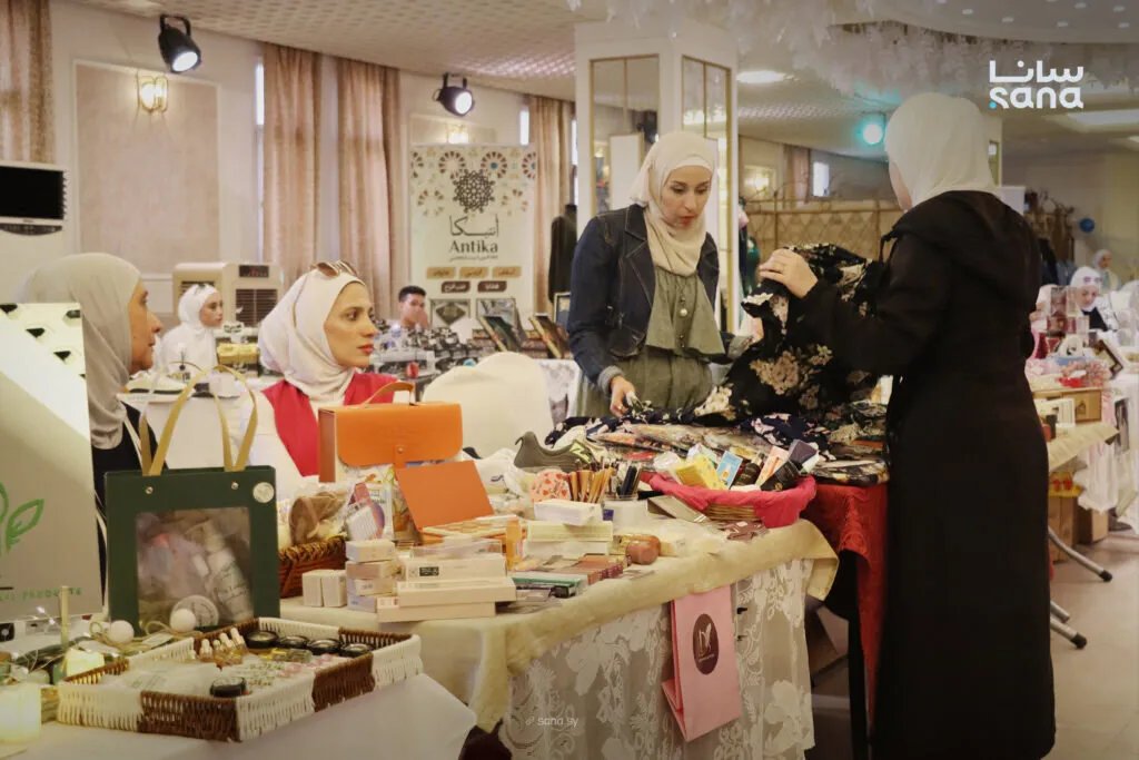 إقبال واسع على "بازار المحبة" في حلب: 40 سيدة يعرضن منتجاتهن الحرفية