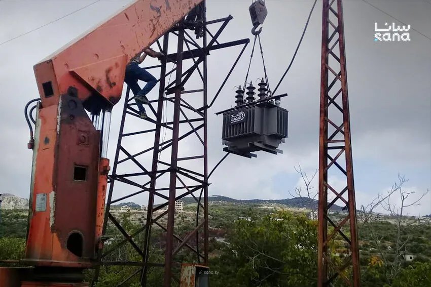 اللاذقية: تركيب محولات كهربائية جديدة لتعزيز استقرار الشبكة في قريتي البصة وكفر عجوز
