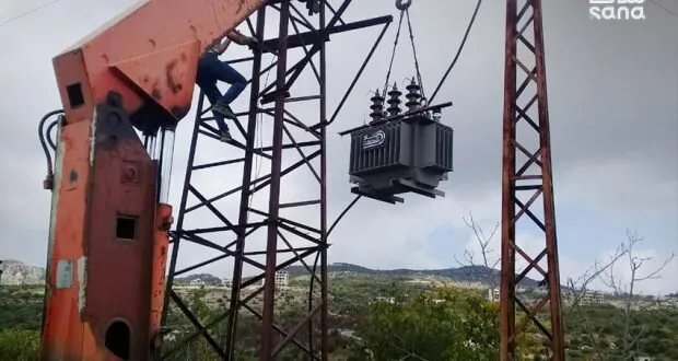 اللاذقية: تركيب محولات كهربائية جديدة لتحسين التغذية في قريتي البصة وكفر عجوز