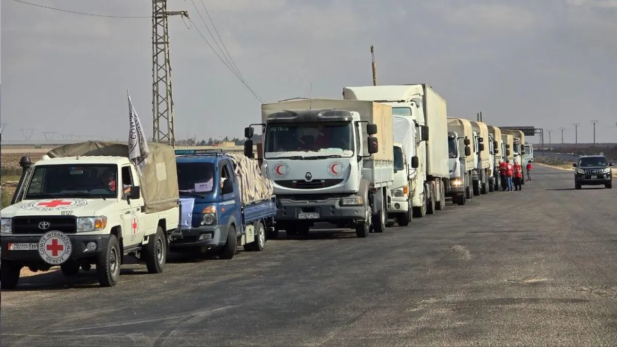 وصول قافلة مساعدات إغاثية إلى السويداء تتضمن معدات إنارة طرق
