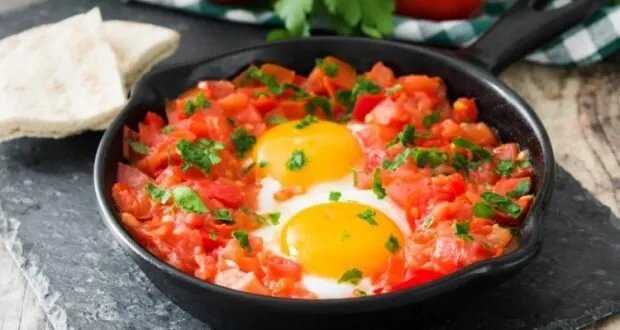 وصفة شهية وسريعة: طريقة تحضير البيض بالطماطم لوجبة فطور لذيذة