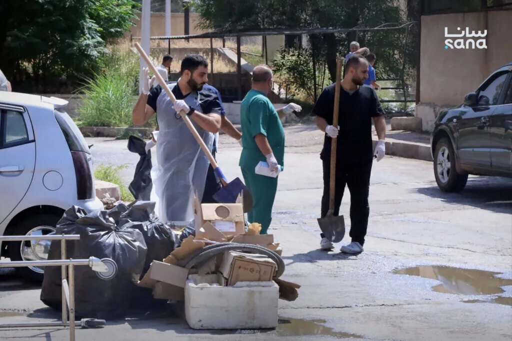 مشفى حماة الوطني يطلق حملة تطوعية شاملة للنظافة لتعزيز بيئة علاجية مثالية