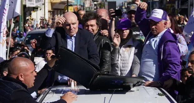 اعتداء على موكب الرئيس الأرجنتيني خافيير ميلي بالحجارة والزجاجات أثناء حملة انتخابية