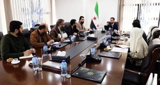 وزير التنمية الإدارية يبحث آليات تعزيز الأداء المؤسسي وتحسين العمل الحكومي