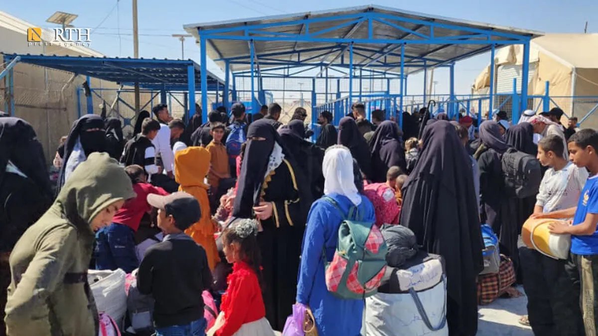 نزوح جماعي: أكثر من 200 عائلة عراقية تغادر مخيم الهول السوري متجهة إلى العراق