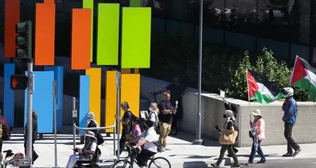مايكروسوفت تفصل موظفين بسبب احتجاجهم على علاقات الشركة بإسرائيل داخل مكتب الرئيس التنفيذي